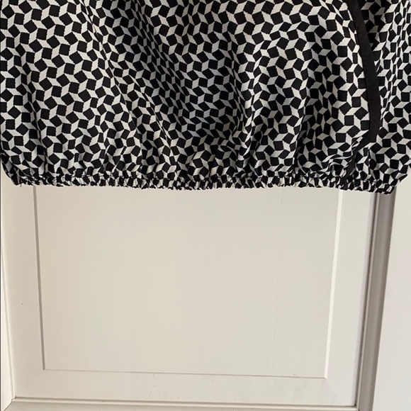 Black and white print blouse. - Picture 3 of 4